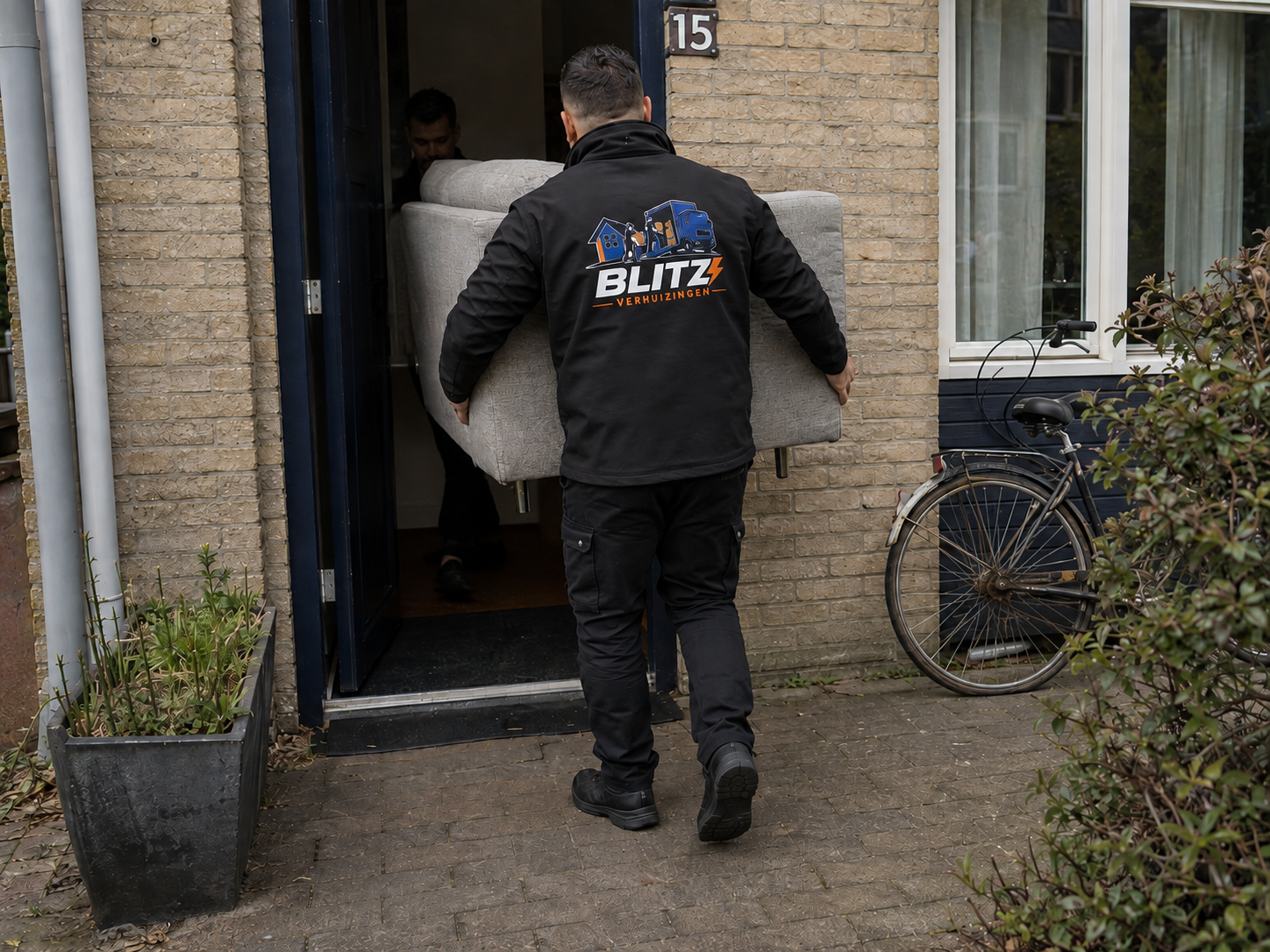 Verhuisbedrijf Blitz Verhuizingen tijdens het laden van een verhuiswagen